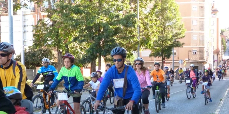 Al voltant de 500 persones gaudeixen de la Bicicletada Popular del Mercat