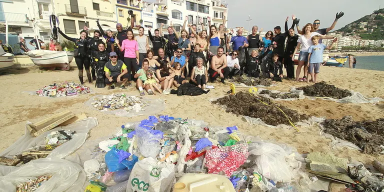Una 50a de submarinistes i voluntaris recullen 380 Kg de deixalles en la 2a neteja del Fons Marí