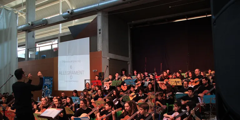 Alumnes de l'Escola Municipal de Música de la Seu, a la 5a Trobada de Guitarres de l'ACEM