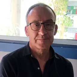 Entrevistes de la Plaça Mireia del 8/6/2021 — El plaer del gest — Fotollibre de Carles Serraïma sobre el cos, el gest i el pas del temps - episode art