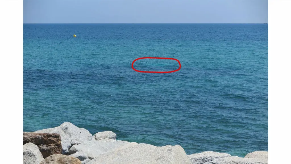Bandera vermella a la platja de l’Astillero per l’enfonsament d’una embarcació