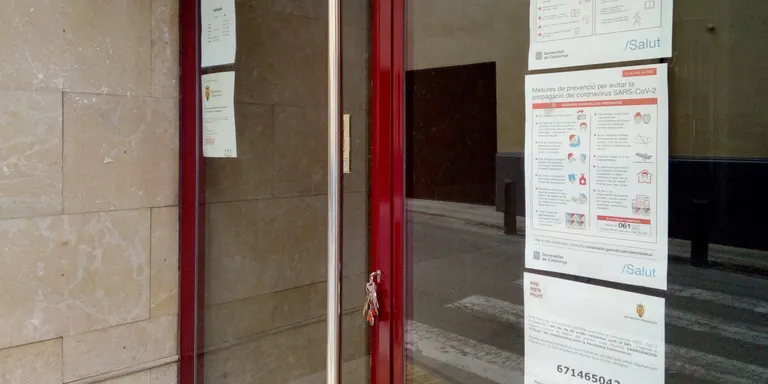 Diversos establiments i comerços d'Agramunt s'uneixen al moviment 'quedatacasa'
