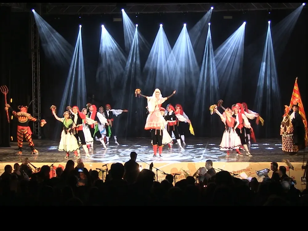 L'Esbart Dansaire durant un moment de l'actuació de la Festa Major 2016