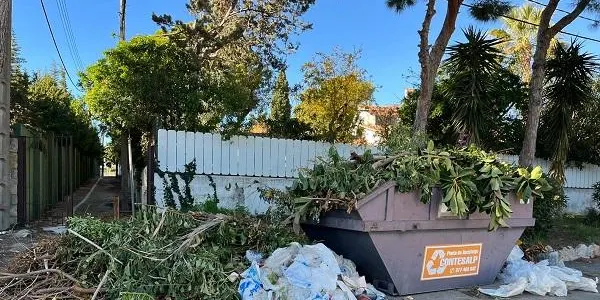 Roda de Berà i Creixell pateixen la mala praxi dels professionals de la jardineria amb la gestió de les restes vegetals