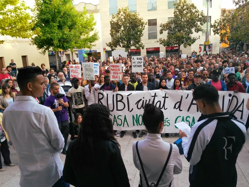 Membres d'Asociación exmenas llegint el seu manifest