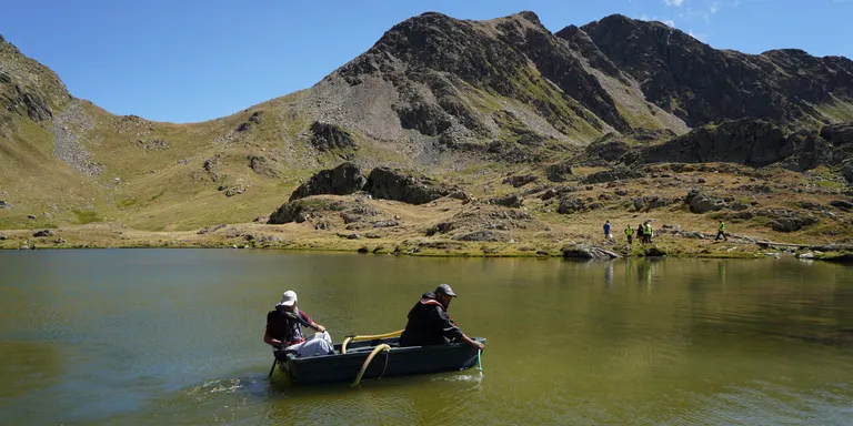 El Parc Natural de l'Alt Pirineu aplica rotenona a l'aigua de Tres Estanys per eliminar peixos invasors