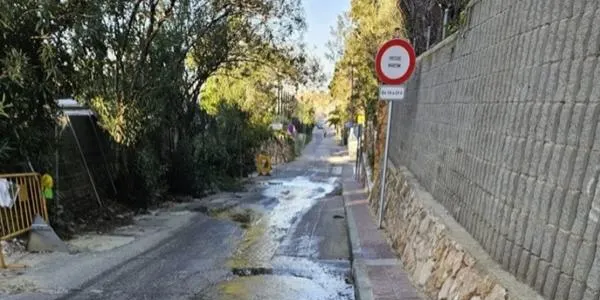 Malestar a Roda de Berà per vessaments d’aigua al carrer de l’Ermita, paral·lel a la via del tren on es fan obres