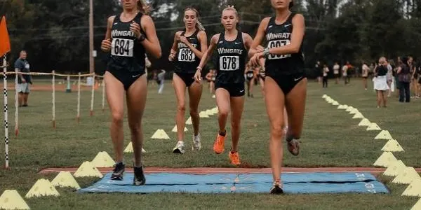 L’atleta Ona Alonso es proclama campiona en la prèvia de la SAC Lenoir-Rhyne amb els Bulldogs de Wingate