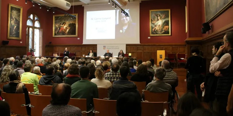 La UB recorda Carme Junyent i les seves paraules en un emotiu acte a l’Aula Magna