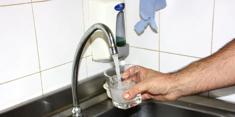 Veïns de Riells i Viabrea reclamen la municipalització de l'aigua i denuncien que l'empresa treballa sense contracte