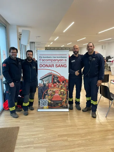 Se celebra la 10a edició de la campanya «Els Bombers t’acompanyen a donar sang»