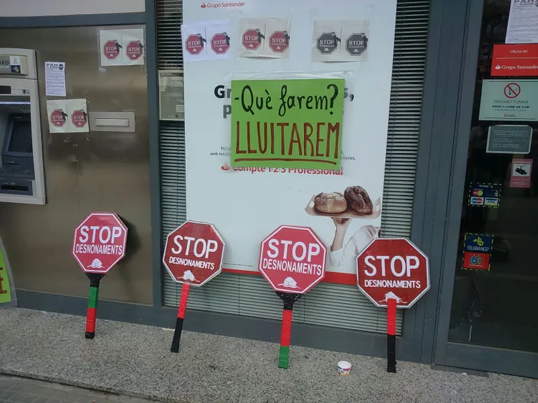Concentracions de protesta pel suïcidi d'un home a Cornellà que anava a ser desnonat