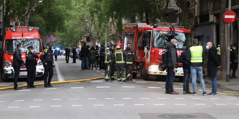 Quatre persones ferides, una d’elles greu, per una explosió en uns baixos d’un edifici de Barcelona