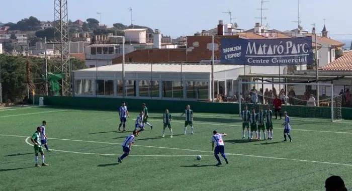 El primer equip del CF Arenys perd davant del líder
