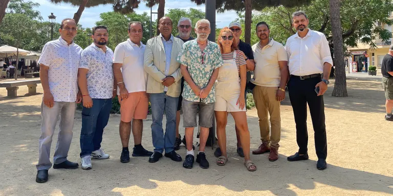 El senador i candidat Robert Masih Nahar (ERC) participa en una trobada amb diversos comerciants de Pineda