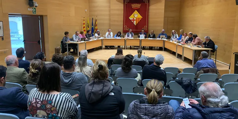 El Ple aprova una moció per la millora dels barris de Caldes i una moció pel foment del català, entre d’altres