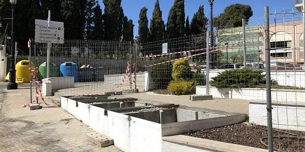 La regidoria de Serveis d’Altafulla substitueix els contenidors soterrats de la plaça Martí Royo per contenidors terrestres