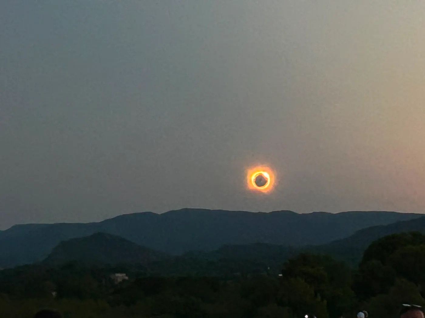 12.000 persones es reuneixen a Valls per contemplar l'Eclipsi total de Sol