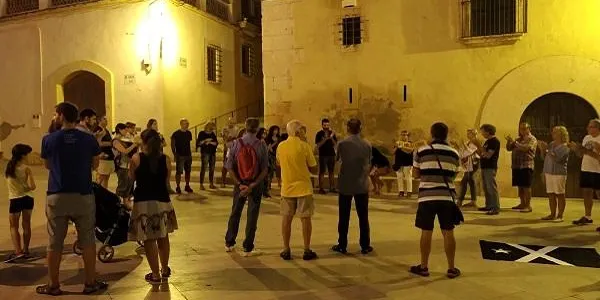 Una cinquantena de persones es concentren a la plaça del Pou contra l’empresonament dels set membres dels CDR