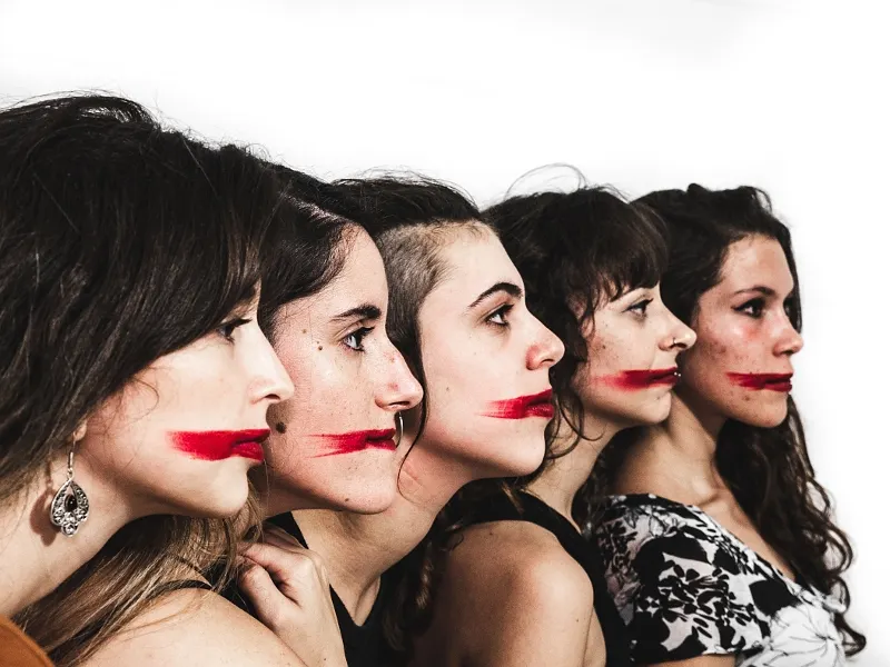 Les cinc impulsores de la revista 'Obre els ulls'