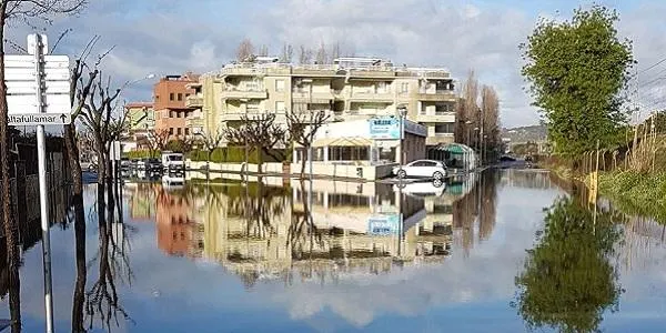 La pluja obliga a tallar temporalment el trànsit a l’accés del carrer Via Augusta d’Altafulla des del camí de la Platja