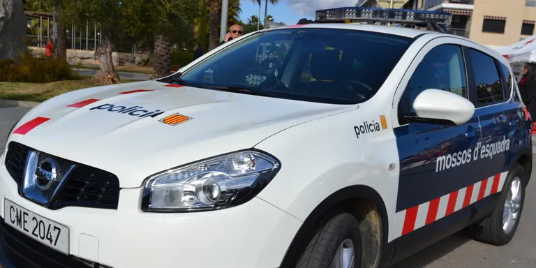 Els Mossos de Pineda detenen a dos homes per un robatori violent a Calella que ingressen a la presó