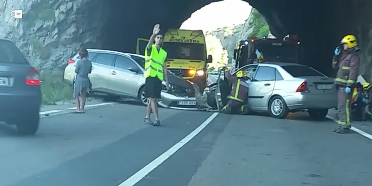 Un xoc a la C-14 provoca un tall de carretera a Organyà