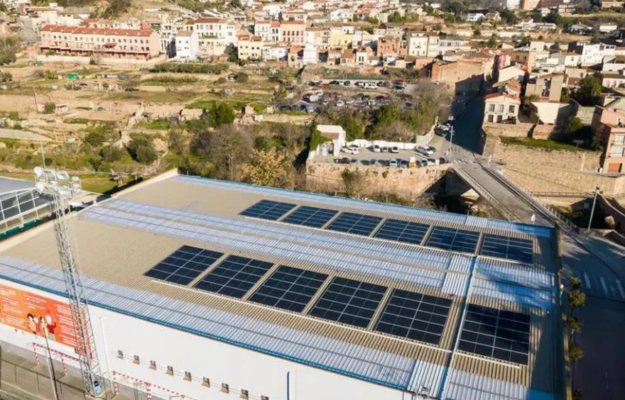 L’Ajuntament aprova inicialment quatre instal·lacions fotovoltaiques més en equipaments públics