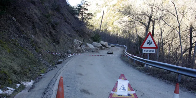 Un despreniment de roques obliga a tallar la carretera d'accés a quatre pobles de les Valls de Valira