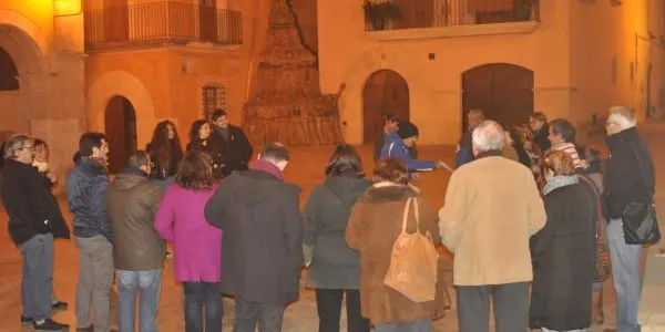 Una trentena de persones es concentren a la plaça del Pou per recordar que fa mig any de l'empresonament de Junqueras i Forn