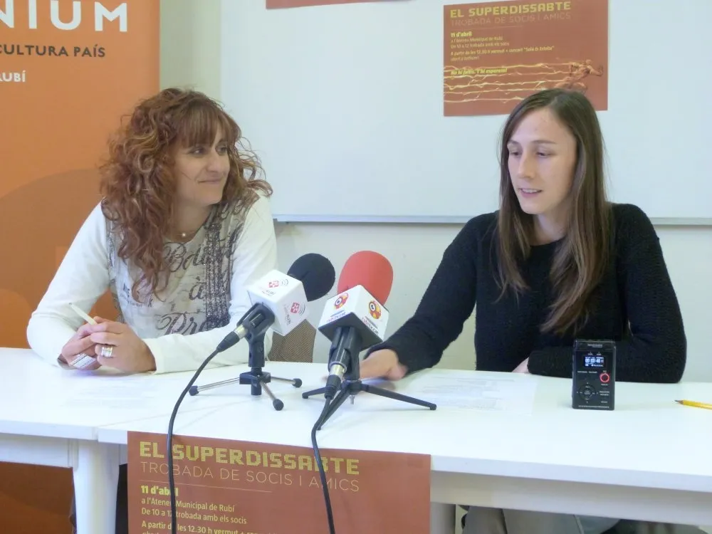 Laura Vert, a l'esquerra, durant la presentació del Superdissabte de Rubí