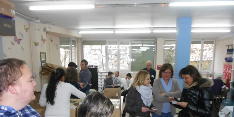 Els usuaris del Taller Claror preparen les bosses del Tió de la Freita