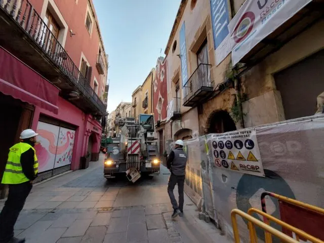 Inici de la instal·lació de la grua per les obres de Ca Padró