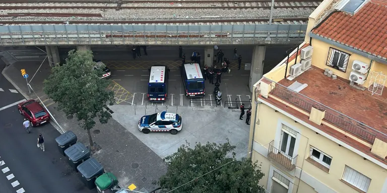 Operatiu policial per desallotjar el polèmic edifici del carrer Tomàs Mieres de Girona
