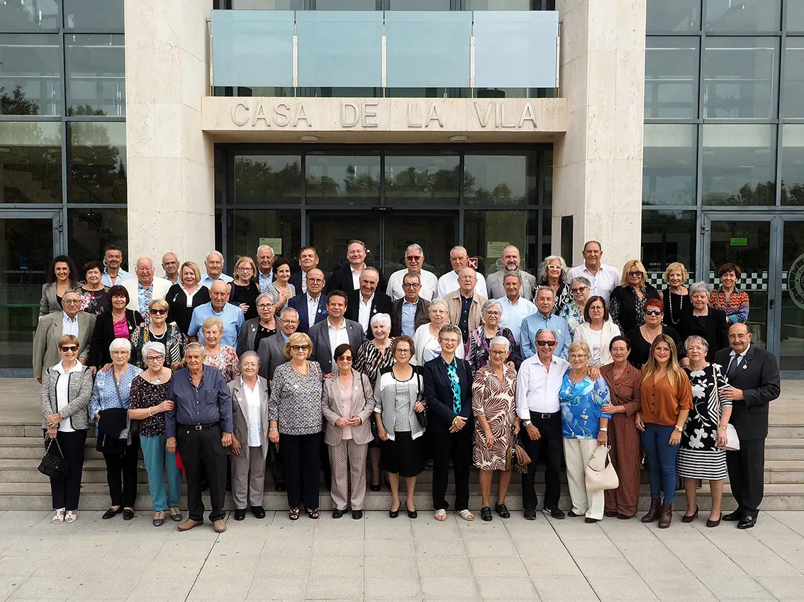 L’alcalde de Cambrils rep un ampli grup de veïns i veïnes de municipi per celebrar els seus 75 anys