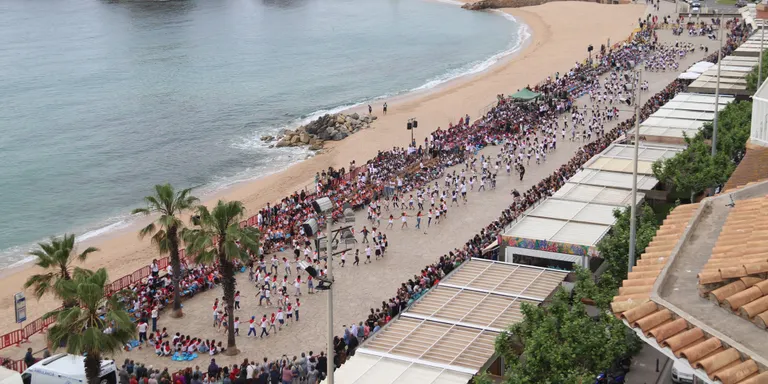 Uns 1.800 alumnes de primària es reuneixen al passeig marítim de Blanes per ballar danses tradicionals