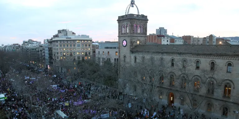 El centre de Barcelona s'omple pel 8-M i clama contra les violències masclistes