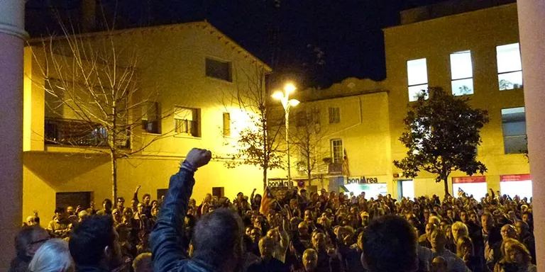 Mig miler de rubinencs condemnen l'empresonament dels vuit càrrecs cessats del Govern