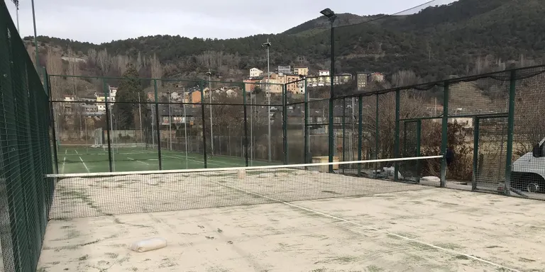 Renovada la superfície de les dues pistes municipals de pàdel