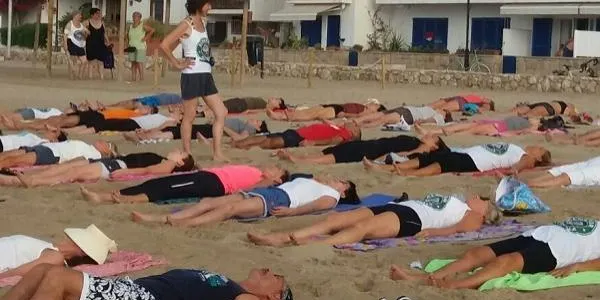 Més de 60 persones fan ioga, taixí i txi-kung a la platja d’Altafulla