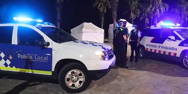 La Policia Local de Blanes desallotja i denuncia una discoteca on hi havia 34 persones ballant i consumint