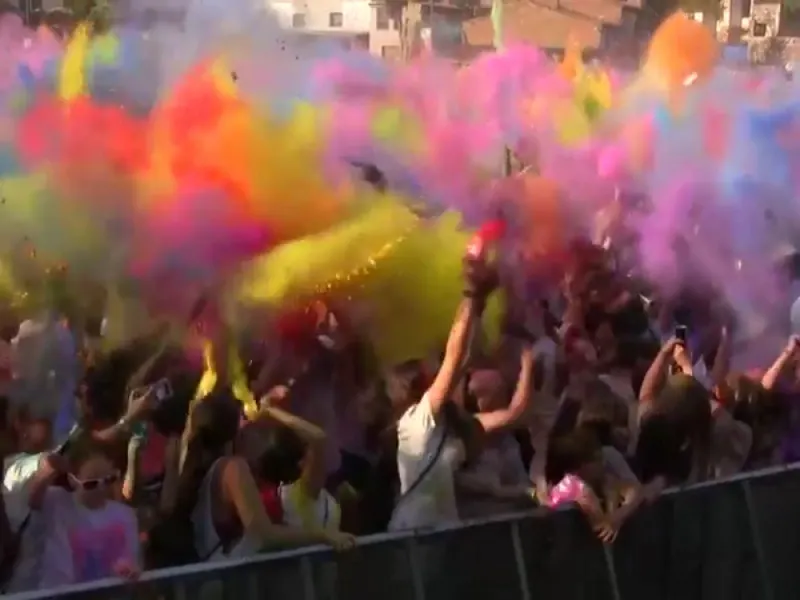 Podeu comprar les bosses amb la pols de colors del Holi Dolly al Punt d'Informació del Celler Cooperatiu
