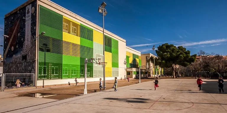 L'Escola Pau Casals torna a obrir el seu pati a tothom a partir de dissabte