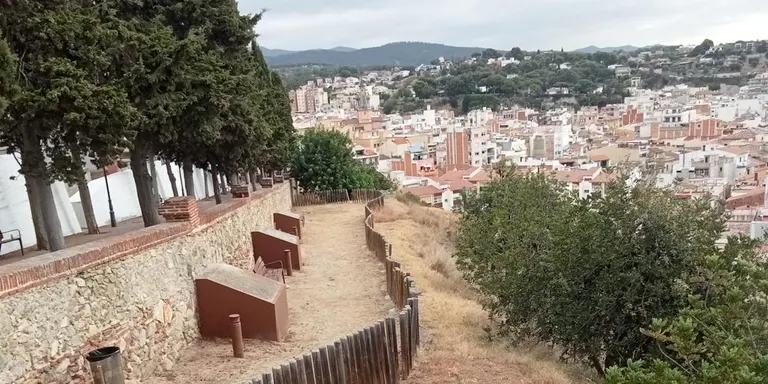 La brigada municipal ha desbrossat aquesta setmana la brutícia acumulada a la penya del cementiri