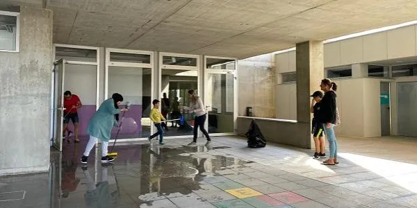 Una cinquantena de voluntaris contribueixen a netejar els centres educatius i diversos equipaments municipals afectats pels aiguats