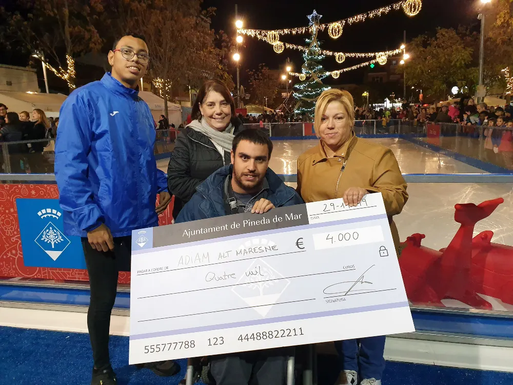 ADIAM rep el taló per la venda de samarretes solidàries de la Festa Major