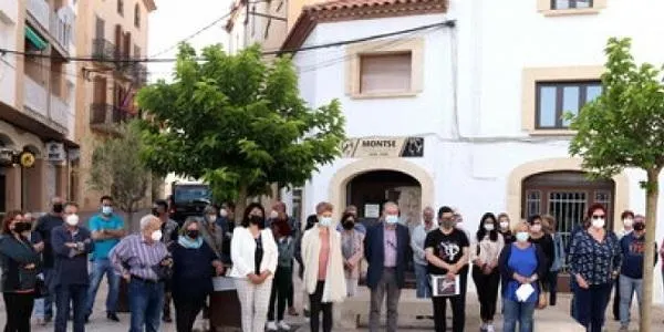 Els veïns de Creixell es concentren per rebutjar el crim masclista succeït aquesta setmana