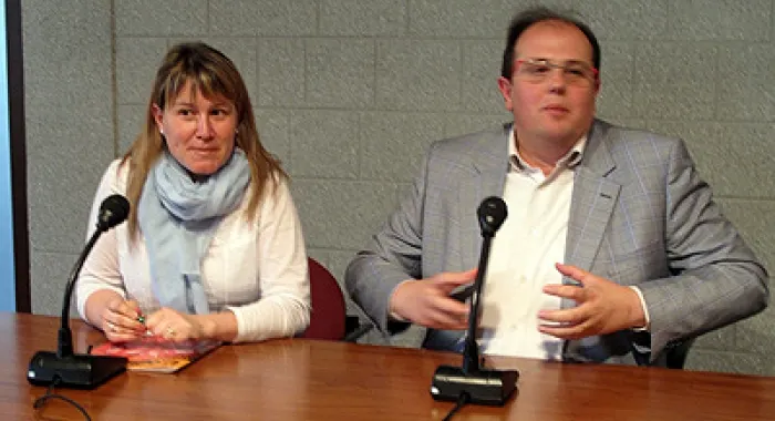 Mireia Torres i Estanis Fors han presentat el partit Junts per Arenys a la premsa aquesta tarda