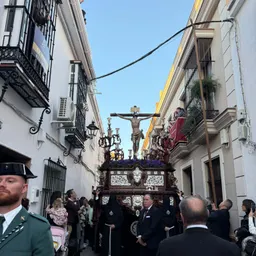 El solemne caminar del Cristo del Perdón en el tramo final de su recorrido - episode art