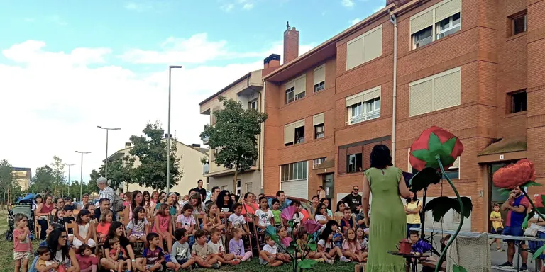 Aquest divendres arriba una nova edició de la programació estiuenca de contacontes ‘Freqüència de barri’